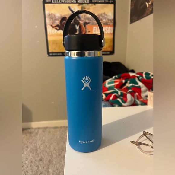 Blue hydro flask 20 oz - Picture 1 of 3